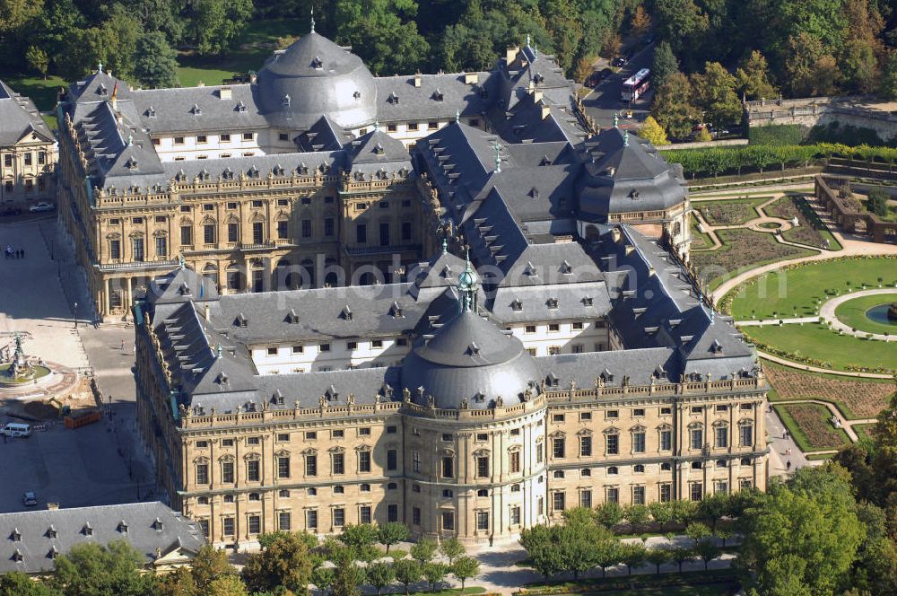 Würzburg from the bird's eye view: Blick auf die Würzburger Residenz in Bayern. Die Würzburger Residenz ist ein barocker Residenzbau am Rande der Innenstadt von Würzburg. Der Bau begann 1719 und dauerte bis etwa 1780 und diente als Sitz der Würzburger Fürstbischöfe. Das Martin-von-Wagner-Museum ist die Sammlung der Universität Würzburg und ist seit 1963 im Südflügel untergebracht. Kontakt Residenz: Residenz und Hofgarten Würzburg, Schloss- und Gartenverwaltung Würzburg, Residenzplatz 2, Tor B, 97070 Würzburg, Tel. +49(0)931 35517 0, Fax +49(0)931 35517 25, Email: sgvwuerzburg@bsv.bayern.de; Kontakt Museum: Martin-von-Wagner-Museum, Residenzplatz 2a, 97070 Würzburg, Tel. +49(0)931 312 282, Fax +49(0)931 312507