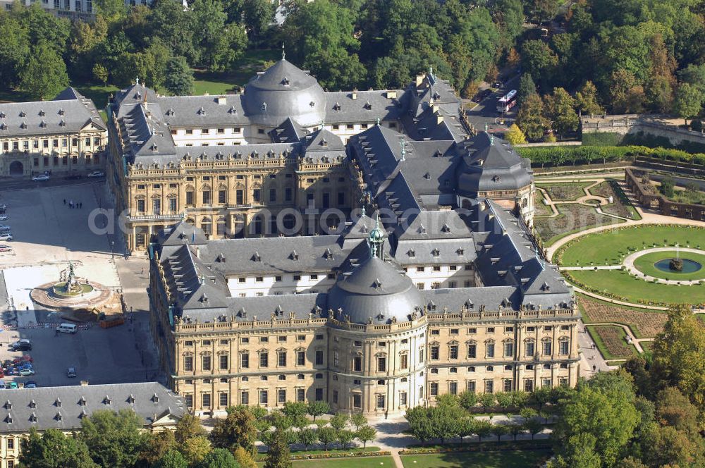 Aerial image Würzburg - Blick auf die Würzburger Residenz in Bayern. Die Würzburger Residenz ist ein barocker Residenzbau am Rande der Innenstadt von Würzburg. Der Bau begann 1719 und dauerte bis etwa 1780 und diente als Sitz der Würzburger Fürstbischöfe. Das Martin-von-Wagner-Museum ist die Sammlung der Universität Würzburg und ist seit 1963 im Südflügel untergebracht. Kontakt Residenz: Residenz und Hofgarten Würzburg, Schloss- und Gartenverwaltung Würzburg, Residenzplatz 2, Tor B, 97070 Würzburg, Tel. +49(0)931 35517 0, Fax +49(0)931 35517 25, Email: sgvwuerzburg@bsv.bayern.de; Kontakt Museum: Martin-von-Wagner-Museum, Residenzplatz 2a, 97070 Würzburg, Tel. +49(0)931 312 282, Fax +49(0)931 312507