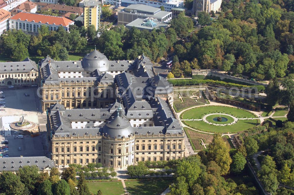 Aerial photograph Würzburg - Blick auf die Würzburger Residenz in Bayern. Die Würzburger Residenz ist ein barocker Residenzbau am Rande der Innenstadt von Würzburg. Der Bau begann 1719 und dauerte bis etwa 1780 und diente als Sitz der Würzburger Fürstbischöfe. Das Martin-von-Wagner-Museum ist die Sammlung der Universität Würzburg und ist seit 1963 im Südflügel untergebracht. Kontakt Residenz: Residenz und Hofgarten Würzburg, Schloss- und Gartenverwaltung Würzburg, Residenzplatz 2, Tor B, 97070 Würzburg, Tel. +49(0)931 35517 0, Fax +49(0)931 35517 25, Email: sgvwuerzburg@bsv.bayern.de; Kontakt Museum: Martin-von-Wagner-Museum, Residenzplatz 2a, 97070 Würzburg, Tel. +49(0)931 312 282, Fax +49(0)931 312507