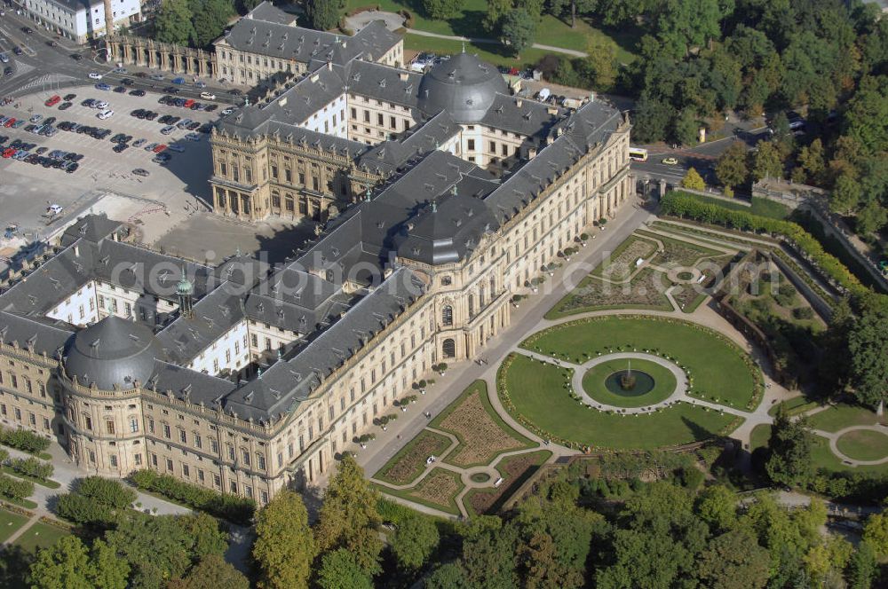 Würzburg from above - Blick auf die Würzburger Residenz in Bayern. Die Würzburger Residenz ist ein barocker Residenzbau am Rande der Innenstadt von Würzburg. Der Bau begann 1719 und dauerte bis etwa 1780 und diente als Sitz der Würzburger Fürstbischöfe. Das Martin-von-Wagner-Museum ist die Sammlung der Universität Würzburg und ist seit 1963 im Südflügel untergebracht. Kontakt Residenz: Residenz und Hofgarten Würzburg, Schloss- und Gartenverwaltung Würzburg, Residenzplatz 2, Tor B, 97070 Würzburg, Tel. +49(0)931 35517 0, Fax +49(0)931 35517 25, Email: sgvwuerzburg@bsv.bayern.de; Kontakt Museum: Martin-von-Wagner-Museum, Residenzplatz 2a, 97070 Würzburg, Tel. +49(0)931 312 282, Fax +49(0)931 312507