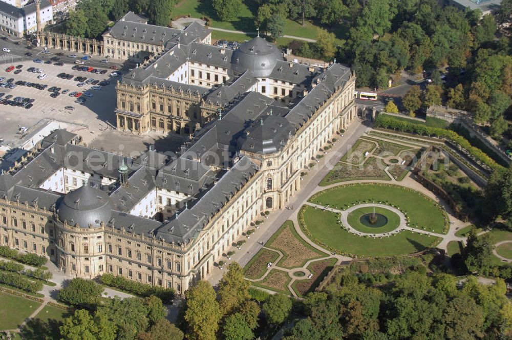 Würzburg from the bird's eye view: Blick auf die Würzburger Residenz in Bayern. Die Würzburger Residenz ist ein barocker Residenzbau am Rande der Innenstadt von Würzburg. Der Bau begann 1719 und dauerte bis etwa 1780 und diente als Sitz der Würzburger Fürstbischöfe. Das Martin-von-Wagner-Museum ist die Sammlung der Universität Würzburg und ist seit 1963 im Südflügel untergebracht. Kontakt Residenz: Residenz und Hofgarten Würzburg, Schloss- und Gartenverwaltung Würzburg, Residenzplatz 2, Tor B, 97070 Würzburg, Tel. +49(0)931 35517 0, Fax +49(0)931 35517 25, Email: sgvwuerzburg@bsv.bayern.de; Kontakt Museum: Martin-von-Wagner-Museum, Residenzplatz 2a, 97070 Würzburg, Tel. +49(0)931 312 282, Fax +49(0)931 312507