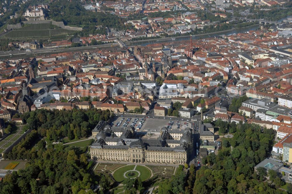 Aerial image Würzburg - Blick auf die Würzburger Residenz in Bayern. Die Würzburger Residenz ist ein barocker Residenzbau am Rande der Innenstadt von Würzburg. Der Bau begann 1719 und dauerte bis etwa 1780 und diente als Sitz der Würzburger Fürstbischöfe. Das Martin-von-Wagner-Museum ist die Sammlung der Universität Würzburg und ist seit 1963 im Südflügel untergebracht. Kontakt Residenz: Residenz und Hofgarten Würzburg, Schloss- und Gartenverwaltung Würzburg, Residenzplatz 2, Tor B, 97070 Würzburg, Tel. +49(0)931 35517 0, Fax +49(0)931 35517 25, Email: sgvwuerzburg@bsv.bayern.de; Kontakt Museum: Martin-von-Wagner-Museum, Residenzplatz 2a, 97070 Würzburg, Tel. +49(0)931 312 282, Fax +49(0)931 312507