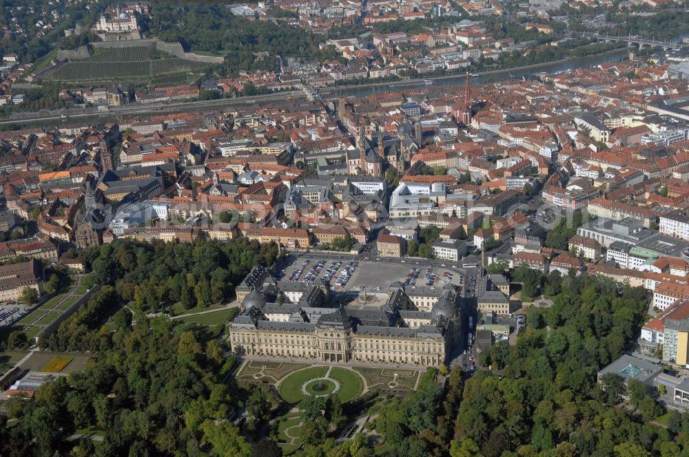 Aerial photograph Würzburg - Blick auf die Würzburger Residenz in Bayern. Die Würzburger Residenz ist ein barocker Residenzbau am Rande der Innenstadt von Würzburg. Der Bau begann 1719 und dauerte bis etwa 1780 und diente als Sitz der Würzburger Fürstbischöfe. Das Martin-von-Wagner-Museum ist die Sammlung der Universität Würzburg und ist seit 1963 im Südflügel untergebracht. Kontakt Residenz: Residenz und Hofgarten Würzburg, Schloss- und Gartenverwaltung Würzburg, Residenzplatz 2, Tor B, 97070 Würzburg, Tel. +49(0)931 35517 0, Fax +49(0)931 35517 25, Email: sgvwuerzburg@bsv.bayern.de; Kontakt Museum: Martin-von-Wagner-Museum, Residenzplatz 2a, 97070 Würzburg, Tel. +49(0)931 312 282, Fax +49(0)931 312507