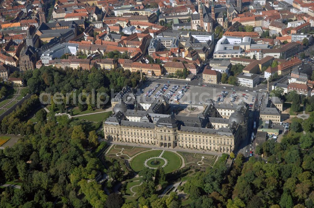 Würzburg from above - Blick auf die Würzburger Residenz in Bayern. Die Würzburger Residenz ist ein barocker Residenzbau am Rande der Innenstadt von Würzburg. Der Bau begann 1719 und dauerte bis etwa 1780 und diente als Sitz der Würzburger Fürstbischöfe. Das Martin-von-Wagner-Museum ist die Sammlung der Universität Würzburg und ist seit 1963 im Südflügel untergebracht. Kontakt Residenz: Residenz und Hofgarten Würzburg, Schloss- und Gartenverwaltung Würzburg, Residenzplatz 2, Tor B, 97070 Würzburg, Tel. +49(0)931 35517 0, Fax +49(0)931 35517 25, Email: sgvwuerzburg@bsv.bayern.de; Kontakt Museum: Martin-von-Wagner-Museum, Residenzplatz 2a, 97070 Würzburg, Tel. +49(0)931 312 282, Fax +49(0)931 312507