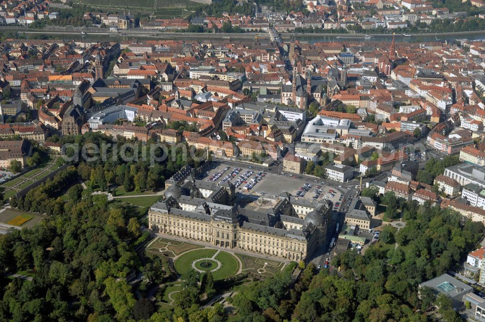 Würzburg from the bird's eye view: Blick auf die Würzburger Residenz in Bayern. Die Würzburger Residenz ist ein barocker Residenzbau am Rande der Innenstadt von Würzburg. Der Bau begann 1719 und dauerte bis etwa 1780 und diente als Sitz der Würzburger Fürstbischöfe. Das Martin-von-Wagner-Museum ist die Sammlung der Universität Würzburg und ist seit 1963 im Südflügel untergebracht. Kontakt Residenz: Residenz und Hofgarten Würzburg, Schloss- und Gartenverwaltung Würzburg, Residenzplatz 2, Tor B, 97070 Würzburg, Tel. +49(0)931 35517 0, Fax +49(0)931 35517 25, Email: sgvwuerzburg@bsv.bayern.de; Kontakt Museum: Martin-von-Wagner-Museum, Residenzplatz 2a, 97070 Würzburg, Tel. +49(0)931 312 282, Fax +49(0)931 312507