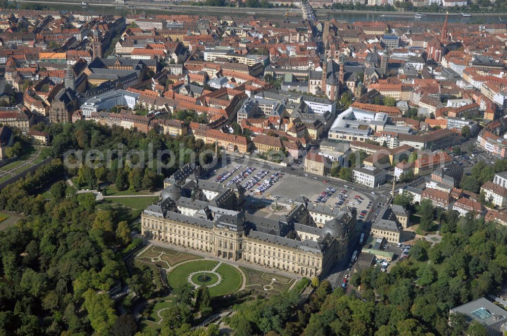 Aerial image Würzburg - Blick auf die Würzburger Residenz in Bayern. Die Würzburger Residenz ist ein barocker Residenzbau am Rande der Innenstadt von Würzburg. Der Bau begann 1719 und dauerte bis etwa 1780 und diente als Sitz der Würzburger Fürstbischöfe. Das Martin-von-Wagner-Museum ist die Sammlung der Universität Würzburg und ist seit 1963 im Südflügel untergebracht. Kontakt Residenz: Residenz und Hofgarten Würzburg, Schloss- und Gartenverwaltung Würzburg, Residenzplatz 2, Tor B, 97070 Würzburg, Tel. +49(0)931 35517 0, Fax +49(0)931 35517 25, Email: sgvwuerzburg@bsv.bayern.de; Kontakt Museum: Martin-von-Wagner-Museum, Residenzplatz 2a, 97070 Würzburg, Tel. +49(0)931 312 282, Fax +49(0)931 312507