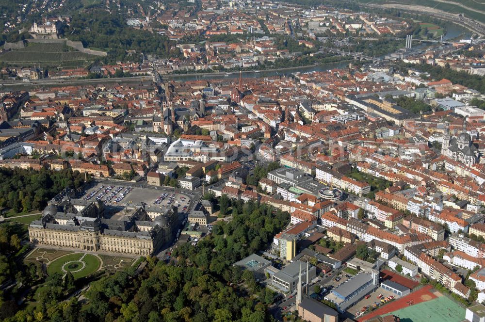 Aerial photograph Würzburg - Blick auf die Würzburger Residenz in Bayern. Die Würzburger Residenz ist ein barocker Residenzbau am Rande der Innenstadt von Würzburg. Der Bau begann 1719 und dauerte bis etwa 1780 und diente als Sitz der Würzburger Fürstbischöfe. Das Martin-von-Wagner-Museum ist die Sammlung der Universität Würzburg und ist seit 1963 im Südflügel untergebracht. Kontakt Residenz: Residenz und Hofgarten Würzburg, Schloss- und Gartenverwaltung Würzburg, Residenzplatz 2, Tor B, 97070 Würzburg, Tel. +49(0)931 35517 0, Fax +49(0)931 35517 25, Email: sgvwuerzburg@bsv.bayern.de; Kontakt Museum: Martin-von-Wagner-Museum, Residenzplatz 2a, 97070 Würzburg, Tel. +49(0)931 312 282, Fax +49(0)931 312507