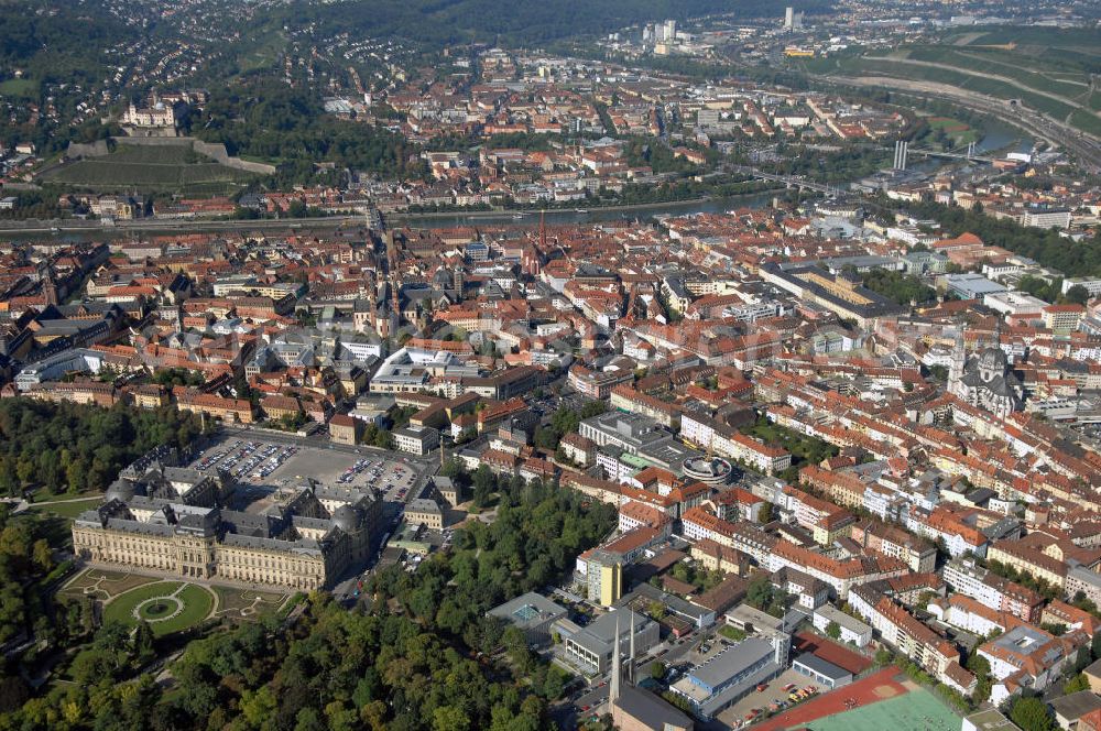 Würzburg from above - Blick auf die Würzburger Residenz in Bayern. Die Würzburger Residenz ist ein barocker Residenzbau am Rande der Innenstadt von Würzburg. Der Bau begann 1719 und dauerte bis etwa 1780 und diente als Sitz der Würzburger Fürstbischöfe. Das Martin-von-Wagner-Museum ist die Sammlung der Universität Würzburg und ist seit 1963 im Südflügel untergebracht. Kontakt Residenz: Residenz und Hofgarten Würzburg, Schloss- und Gartenverwaltung Würzburg, Residenzplatz 2, Tor B, 97070 Würzburg, Tel. +49(0)931 35517 0, Fax +49(0)931 35517 25, Email: sgvwuerzburg@bsv.bayern.de; Kontakt Museum: Martin-von-Wagner-Museum, Residenzplatz 2a, 97070 Würzburg, Tel. +49(0)931 312 282, Fax +49(0)931 312507