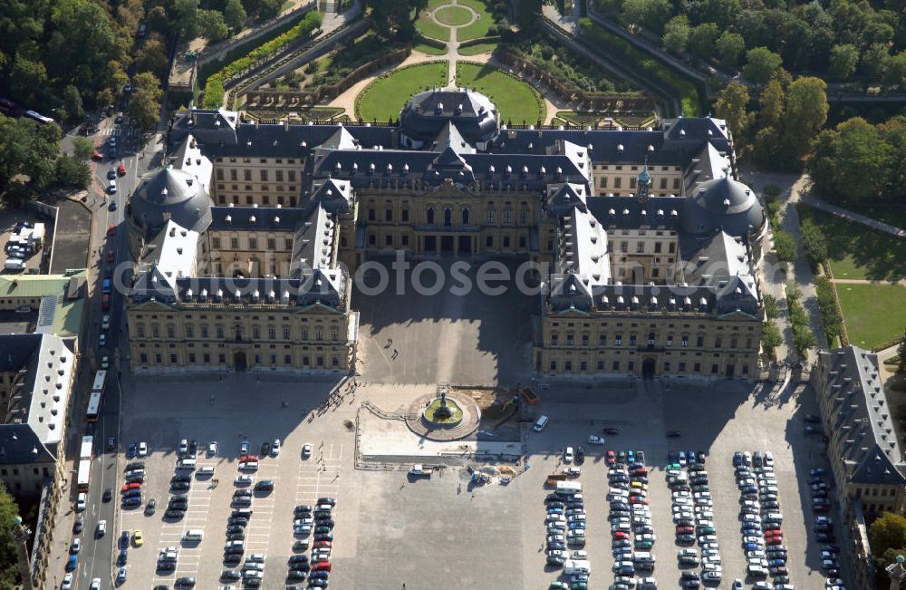 Würzburg from the bird's eye view: Blick auf die Würzburger Residenz in Bayern. Die Würzburger Residenz ist ein barocker Residenzbau am Rande der Innenstadt von Würzburg. Der Bau begann 1719 und dauerte bis etwa 1780 und diente als Sitz der Würzburger Fürstbischöfe. Das Martin-von-Wagner-Museum ist die Sammlung der Universität Würzburg und ist seit 1963 im Südflügel untergebracht. Kontakt Residenz: Residenz und Hofgarten Würzburg, Schloss- und Gartenverwaltung Würzburg, Residenzplatz 2, Tor B, 97070 Würzburg, Tel. +49(0)931 35517 0, Fax +49(0)931 35517 25, Email: sgvwuerzburg@bsv.bayern.de; Kontakt Museum: Martin-von-Wagner-Museum, Residenzplatz 2a, 97070 Würzburg, Tel. +49(0)931 312 282, Fax +49(0)931 312507