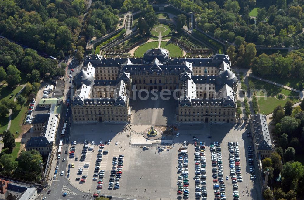 Aerial image Würzburg - Blick auf die Würzburger Residenz in Bayern. Die Würzburger Residenz ist ein barocker Residenzbau am Rande der Innenstadt von Würzburg. Der Bau begann 1719 und dauerte bis etwa 1780 und diente als Sitz der Würzburger Fürstbischöfe. Das Martin-von-Wagner-Museum ist die Sammlung der Universität Würzburg und ist seit 1963 im Südflügel untergebracht. Kontakt Residenz: Residenz und Hofgarten Würzburg, Schloss- und Gartenverwaltung Würzburg, Residenzplatz 2, Tor B, 97070 Würzburg, Tel. +49(0)931 35517 0, Fax +49(0)931 35517 25, Email: sgvwuerzburg@bsv.bayern.de; Kontakt Museum: Martin-von-Wagner-Museum, Residenzplatz 2a, 97070 Würzburg, Tel. +49(0)931 312 282, Fax +49(0)931 312507