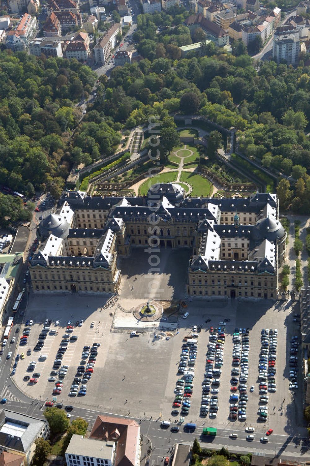 Aerial photograph Würzburg - Blick auf die Würzburger Residenz in Bayern. Die Würzburger Residenz ist ein barocker Residenzbau am Rande der Innenstadt von Würzburg. Der Bau begann 1719 und dauerte bis etwa 1780 und diente als Sitz der Würzburger Fürstbischöfe. Das Martin-von-Wagner-Museum ist die Sammlung der Universität Würzburg und ist seit 1963 im Südflügel untergebracht. Kontakt Residenz: Residenz und Hofgarten Würzburg, Schloss- und Gartenverwaltung Würzburg, Residenzplatz 2, Tor B, 97070 Würzburg, Tel. +49(0)931 35517 0, Fax +49(0)931 35517 25, Email: sgvwuerzburg@bsv.bayern.de; Kontakt Museum: Martin-von-Wagner-Museum, Residenzplatz 2a, 97070 Würzburg, Tel. +49(0)931 312 282, Fax +49(0)931 312507