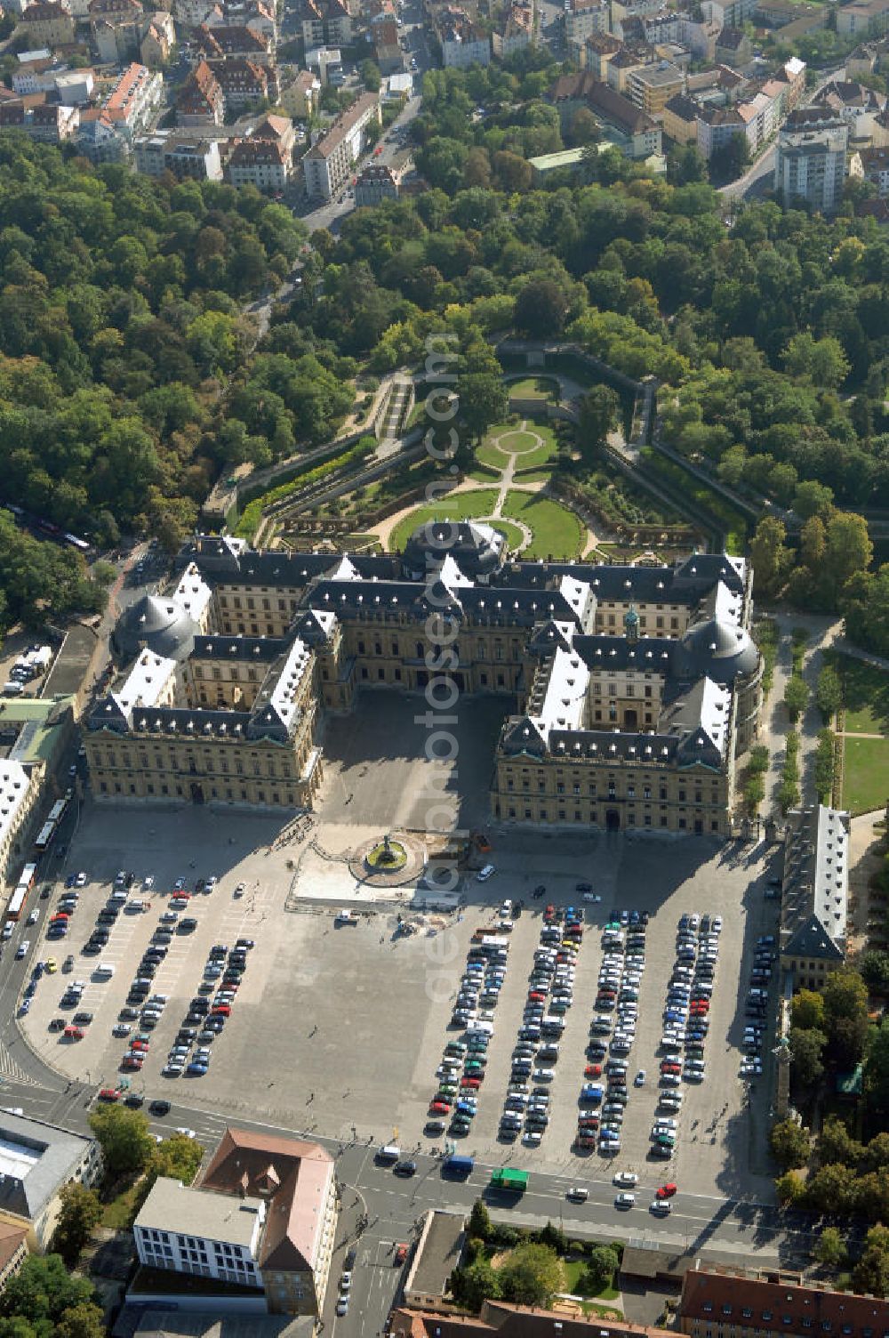 Würzburg from above - Blick auf die Würzburger Residenz in Bayern. Die Würzburger Residenz ist ein barocker Residenzbau am Rande der Innenstadt von Würzburg. Der Bau begann 1719 und dauerte bis etwa 1780 und diente als Sitz der Würzburger Fürstbischöfe. Das Martin-von-Wagner-Museum ist die Sammlung der Universität Würzburg und ist seit 1963 im Südflügel untergebracht. Kontakt Residenz: Residenz und Hofgarten Würzburg, Schloss- und Gartenverwaltung Würzburg, Residenzplatz 2, Tor B, 97070 Würzburg, Tel. +49(0)931 35517 0, Fax +49(0)931 35517 25, Email: sgvwuerzburg@bsv.bayern.de; Kontakt Museum: Martin-von-Wagner-Museum, Residenzplatz 2a, 97070 Würzburg, Tel. +49(0)931 312 282, Fax +49(0)931 312507