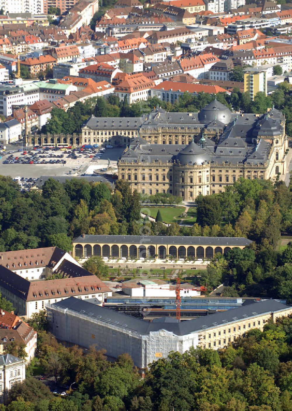 Würzburg from the bird's eye view: Blick auf die Würzburger Residenz in Bayern. Die Würzburger Residenz ist ein barocker Residenzbau am Rande der Innenstadt von Würzburg. Der Bau begann 1719 und dauerte bis etwa 1780 und diente als Sitz der Würzburger Fürstbischöfe. Das Martin-von-Wagner-Museum ist die Sammlung der Universität Würzburg und ist seit 1963 im Südflügel untergebracht. Kontakt Residenz: Residenz und Hofgarten Würzburg, Schloss- und Gartenverwaltung Würzburg, Residenzplatz 2, Tor B, 97070 Würzburg, Tel. +49(0)931 35517 0, Fax +49(0)931 35517 25, Email: sgvwuerzburg@bsv.bayern.de; Kontakt Museum: Martin-von-Wagner-Museum, Residenzplatz 2a, 97070 Würzburg, Tel. +49(0)931 312 282, Fax +49(0)931 312507