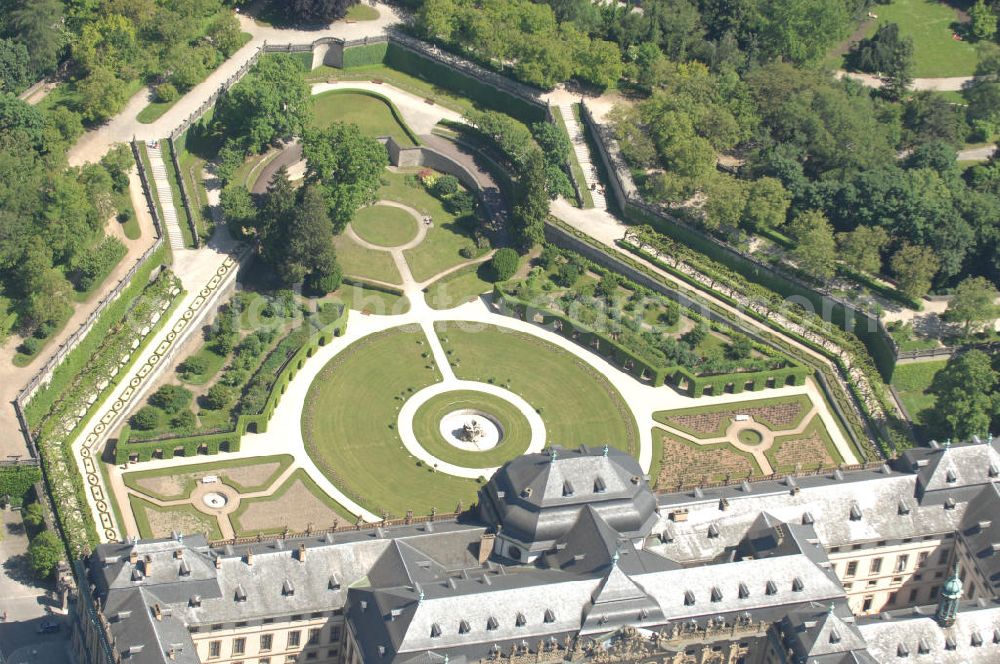 Würzburg from the bird's eye view: Blick auf die Würzburger Residenz , einem barocken Residenzbau am Rande der Innenstadt von Würzburg, dessen Bau 1719 begonnen wurde und der bis etwa 1780 vollendet war. Die UNESCO begründet die Aufnahme ins Welterbe damit, die Würzburger Residenz sei das einheitlichste und außergewöhnlichste aller Barockschlösser, einzigartig durch ihre Originalität, ihr ehrgeiziges Bauprogramm und die internationale Zusammensetzung des Baubüros, eine Synthese des europäischen Barock. Sie veranschauliche zudem einen der strahlendsten Fürstenhöfe Europas. Das 1979 bis 1987 rekonstruierte Spiegelkabinett, eines der Paradezimmer des Kaisers, sei das vollkommenste Raumkunstwerk des Rokoko. View of the Würzburg Residenz, a Baroque palace on the outskirts of the city of Würzburg.