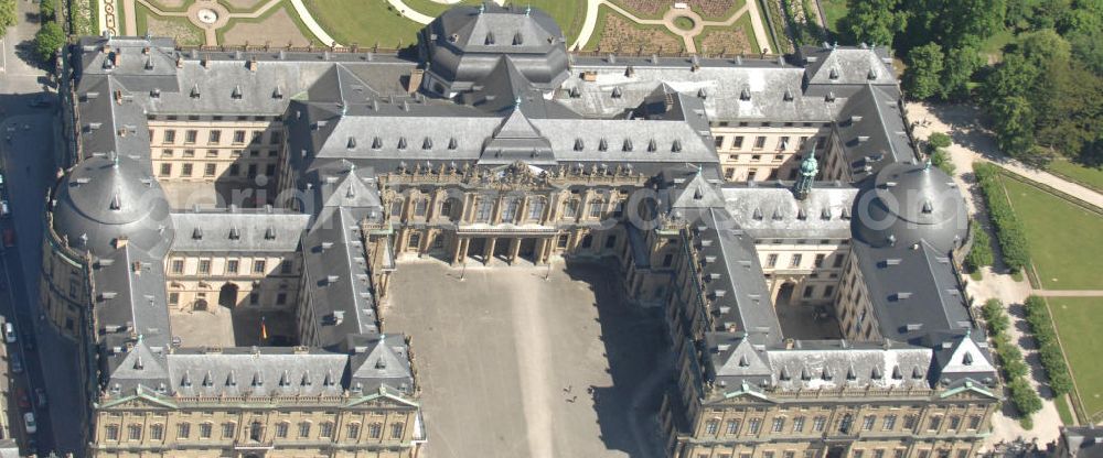 Aerial image Würzburg - Blick auf die Würzburger Residenz , einem barocken Residenzbau am Rande der Innenstadt von Würzburg, dessen Bau 1719 begonnen wurde und der bis etwa 1780 vollendet war. Die UNESCO begründet die Aufnahme ins Welterbe damit, die Würzburger Residenz sei das einheitlichste und außergewöhnlichste aller Barockschlösser, einzigartig durch ihre Originalität, ihr ehrgeiziges Bauprogramm und die internationale Zusammensetzung des Baubüros, eine Synthese des europäischen Barock. Sie veranschauliche zudem einen der strahlendsten Fürstenhöfe Europas. Das 1979 bis 1987 rekonstruierte Spiegelkabinett, eines der Paradezimmer des Kaisers, sei das vollkommenste Raumkunstwerk des Rokoko. View of the Würzburg Residenz, a Baroque palace on the outskirts of the city of Würzburg.