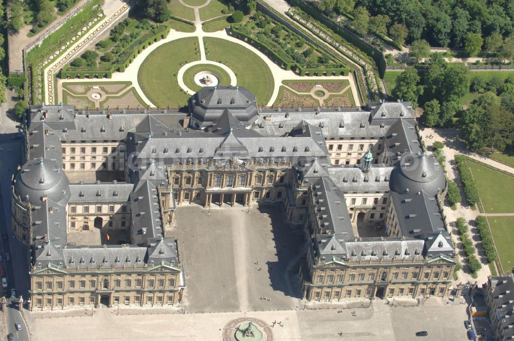 Aerial photograph Würzburg - Blick auf die Würzburger Residenz , einem barocken Residenzbau am Rande der Innenstadt von Würzburg, dessen Bau 1719 begonnen wurde und der bis etwa 1780 vollendet war. Die UNESCO begründet die Aufnahme ins Welterbe damit, die Würzburger Residenz sei das einheitlichste und außergewöhnlichste aller Barockschlösser, einzigartig durch ihre Originalität, ihr ehrgeiziges Bauprogramm und die internationale Zusammensetzung des Baubüros, eine Synthese des europäischen Barock. Sie veranschauliche zudem einen der strahlendsten Fürstenhöfe Europas. Das 1979 bis 1987 rekonstruierte Spiegelkabinett, eines der Paradezimmer des Kaisers, sei das vollkommenste Raumkunstwerk des Rokoko. View of the Würzburg Residenz, a Baroque palace on the outskirts of the city of Würzburg.