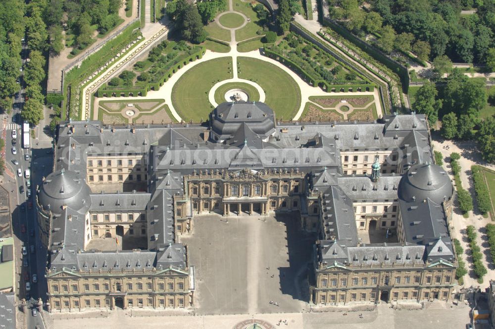 Würzburg from the bird's eye view: Blick auf die Würzburger Residenz , einem barocken Residenzbau am Rande der Innenstadt von Würzburg, dessen Bau 1719 begonnen wurde und der bis etwa 1780 vollendet war. Die UNESCO begründet die Aufnahme ins Welterbe damit, die Würzburger Residenz sei das einheitlichste und außergewöhnlichste aller Barockschlösser, einzigartig durch ihre Originalität, ihr ehrgeiziges Bauprogramm und die internationale Zusammensetzung des Baubüros, eine Synthese des europäischen Barock. Sie veranschauliche zudem einen der strahlendsten Fürstenhöfe Europas. Das 1979 bis 1987 rekonstruierte Spiegelkabinett, eines der Paradezimmer des Kaisers, sei das vollkommenste Raumkunstwerk des Rokoko. View of the Würzburg Residenz, a Baroque palace on the outskirts of the city of Würzburg.