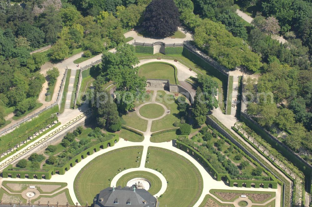 Aerial image Würzburg - Blick auf die Würzburger Residenz , einem barocken Residenzbau am Rande der Innenstadt von Würzburg, dessen Bau 1719 begonnen wurde und der bis etwa 1780 vollendet war. Die UNESCO begründet die Aufnahme ins Welterbe damit, die Würzburger Residenz sei das einheitlichste und außergewöhnlichste aller Barockschlösser, einzigartig durch ihre Originalität, ihr ehrgeiziges Bauprogramm und die internationale Zusammensetzung des Baubüros, eine Synthese des europäischen Barock. Sie veranschauliche zudem einen der strahlendsten Fürstenhöfe Europas. Das 1979 bis 1987 rekonstruierte Spiegelkabinett, eines der Paradezimmer des Kaisers, sei das vollkommenste Raumkunstwerk des Rokoko. View of the Würzburg Residenz, a Baroque palace on the outskirts of the city of Würzburg.