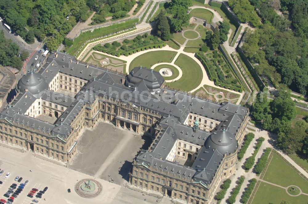 Aerial photograph Würzburg - Blick auf die Würzburger Residenz , einem barocken Residenzbau am Rande der Innenstadt von Würzburg, dessen Bau 1719 begonnen wurde und der bis etwa 1780 vollendet war. Die UNESCO begründet die Aufnahme ins Welterbe damit, die Würzburger Residenz sei das einheitlichste und außergewöhnlichste aller Barockschlösser, einzigartig durch ihre Originalität, ihr ehrgeiziges Bauprogramm und die internationale Zusammensetzung des Baubüros, eine Synthese des europäischen Barock. Sie veranschauliche zudem einen der strahlendsten Fürstenhöfe Europas. Das 1979 bis 1987 rekonstruierte Spiegelkabinett, eines der Paradezimmer des Kaisers, sei das vollkommenste Raumkunstwerk des Rokoko. View of the Würzburg Residenz, a Baroque palace on the outskirts of the city of Würzburg.