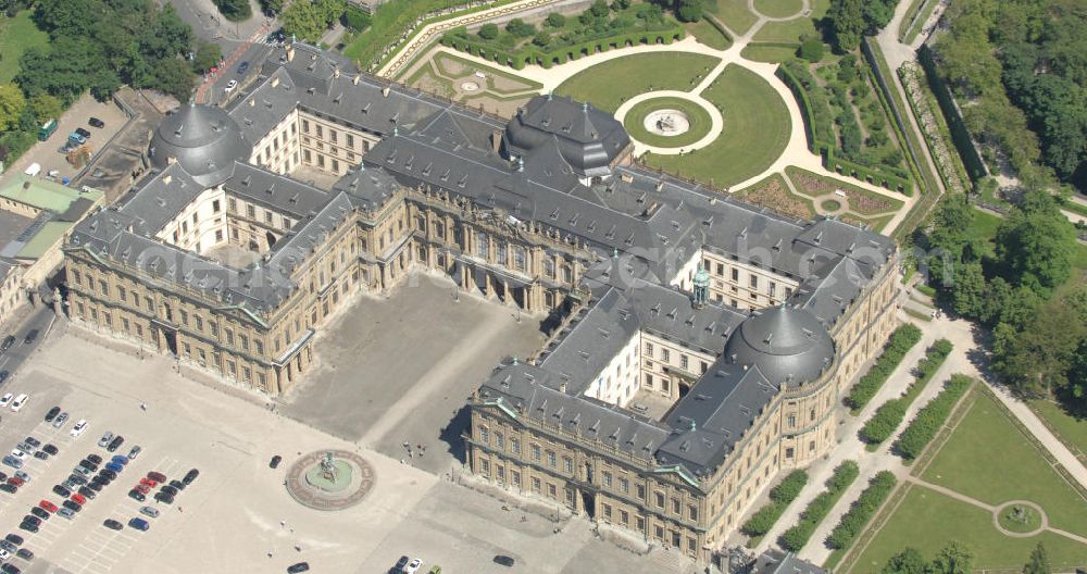 Würzburg from above - Blick auf die Würzburger Residenz , einem barocken Residenzbau am Rande der Innenstadt von Würzburg, dessen Bau 1719 begonnen wurde und der bis etwa 1780 vollendet war. Die UNESCO begründet die Aufnahme ins Welterbe damit, die Würzburger Residenz sei das einheitlichste und außergewöhnlichste aller Barockschlösser, einzigartig durch ihre Originalität, ihr ehrgeiziges Bauprogramm und die internationale Zusammensetzung des Baubüros, eine Synthese des europäischen Barock. Sie veranschauliche zudem einen der strahlendsten Fürstenhöfe Europas. Das 1979 bis 1987 rekonstruierte Spiegelkabinett, eines der Paradezimmer des Kaisers, sei das vollkommenste Raumkunstwerk des Rokoko. View of the Würzburg Residenz, a Baroque palace on the outskirts of the city of Würzburg.