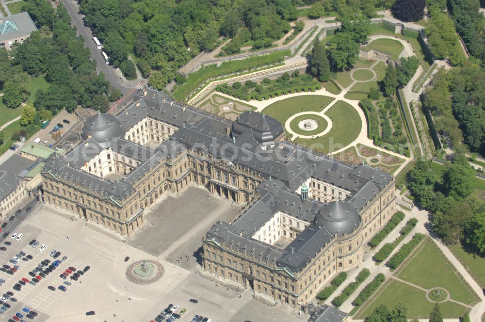 Würzburg from the bird's eye view: Blick auf die Würzburger Residenz , einem barocken Residenzbau am Rande der Innenstadt von Würzburg, dessen Bau 1719 begonnen wurde und der bis etwa 1780 vollendet war. Die UNESCO begründet die Aufnahme ins Welterbe damit, die Würzburger Residenz sei das einheitlichste und außergewöhnlichste aller Barockschlösser, einzigartig durch ihre Originalität, ihr ehrgeiziges Bauprogramm und die internationale Zusammensetzung des Baubüros, eine Synthese des europäischen Barock. Sie veranschauliche zudem einen der strahlendsten Fürstenhöfe Europas. Das 1979 bis 1987 rekonstruierte Spiegelkabinett, eines der Paradezimmer des Kaisers, sei das vollkommenste Raumkunstwerk des Rokoko. View of the Würzburg Residenz, a Baroque palace on the outskirts of the city of Würzburg.