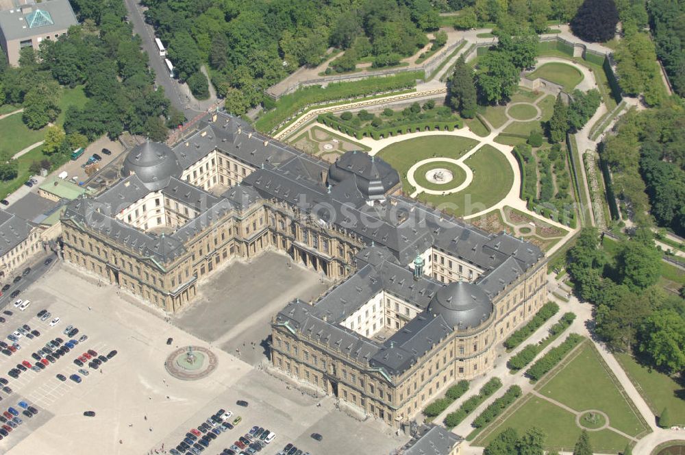 Aerial image Würzburg - Blick auf die Würzburger Residenz , einem barocken Residenzbau am Rande der Innenstadt von Würzburg, dessen Bau 1719 begonnen wurde und der bis etwa 1780 vollendet war. Die UNESCO begründet die Aufnahme ins Welterbe damit, die Würzburger Residenz sei das einheitlichste und außergewöhnlichste aller Barockschlösser, einzigartig durch ihre Originalität, ihr ehrgeiziges Bauprogramm und die internationale Zusammensetzung des Baubüros, eine Synthese des europäischen Barock. Sie veranschauliche zudem einen der strahlendsten Fürstenhöfe Europas. Das 1979 bis 1987 rekonstruierte Spiegelkabinett, eines der Paradezimmer des Kaisers, sei das vollkommenste Raumkunstwerk des Rokoko. View of the Würzburg Residenz, a Baroque palace on the outskirts of the city of Würzburg.