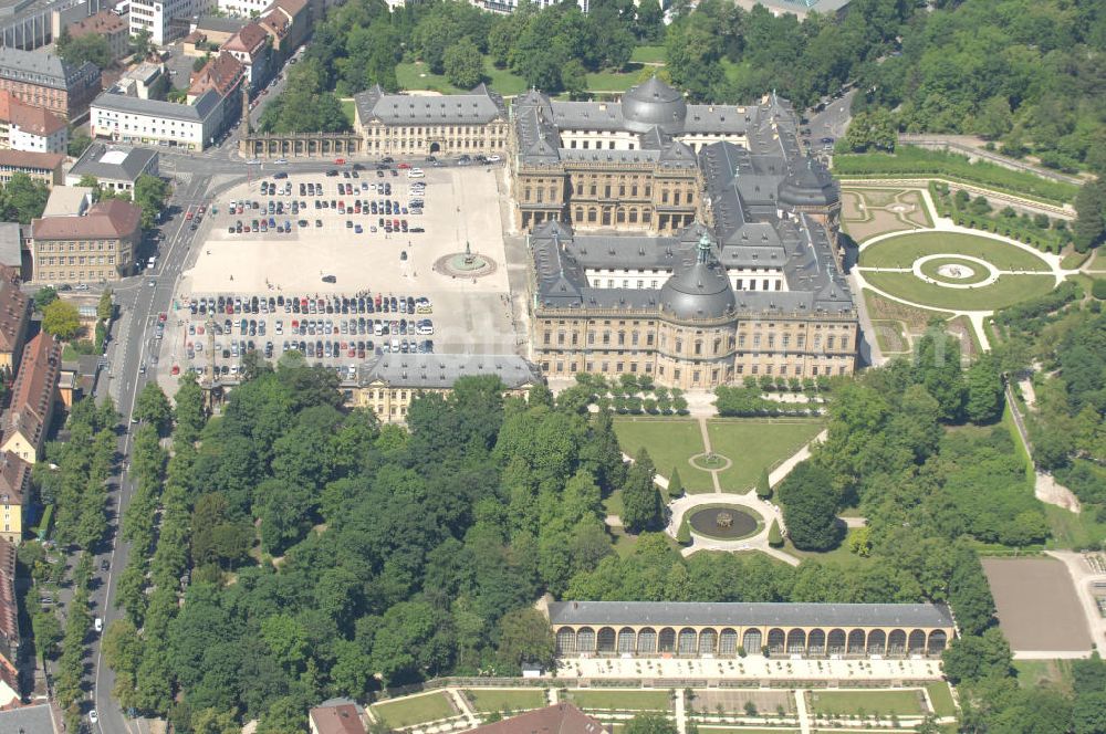 Aerial photograph Würzburg - Blick auf die Würzburger Residenz , einem barocken Residenzbau am Rande der Innenstadt von Würzburg, dessen Bau 1719 begonnen wurde und der bis etwa 1780 vollendet war. Die UNESCO begründet die Aufnahme ins Welterbe damit, die Würzburger Residenz sei das einheitlichste und außergewöhnlichste aller Barockschlösser, einzigartig durch ihre Originalität, ihr ehrgeiziges Bauprogramm und die internationale Zusammensetzung des Baubüros, eine Synthese des europäischen Barock. Sie veranschauliche zudem einen der strahlendsten Fürstenhöfe Europas. Das 1979 bis 1987 rekonstruierte Spiegelkabinett, eines der Paradezimmer des Kaisers, sei das vollkommenste Raumkunstwerk des Rokoko. View of the Würzburg Residenz, a Baroque palace on the outskirts of the city of Würzburg.