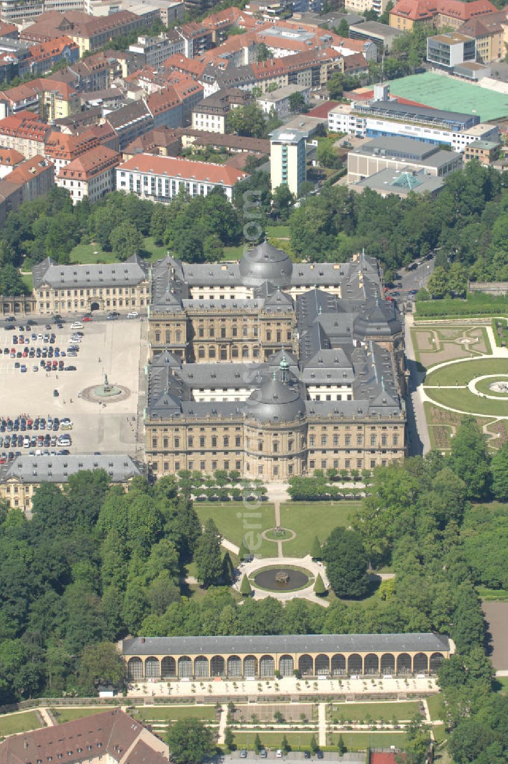 Würzburg from above - Blick auf die Würzburger Residenz , einem barocken Residenzbau am Rande der Innenstadt von Würzburg, dessen Bau 1719 begonnen wurde und der bis etwa 1780 vollendet war. Die UNESCO begründet die Aufnahme ins Welterbe damit, die Würzburger Residenz sei das einheitlichste und außergewöhnlichste aller Barockschlösser, einzigartig durch ihre Originalität, ihr ehrgeiziges Bauprogramm und die internationale Zusammensetzung des Baubüros, eine Synthese des europäischen Barock. Sie veranschauliche zudem einen der strahlendsten Fürstenhöfe Europas. Das 1979 bis 1987 rekonstruierte Spiegelkabinett, eines der Paradezimmer des Kaisers, sei das vollkommenste Raumkunstwerk des Rokoko. View of the Würzburg Residenz, a Baroque palace on the outskirts of the city of Würzburg.