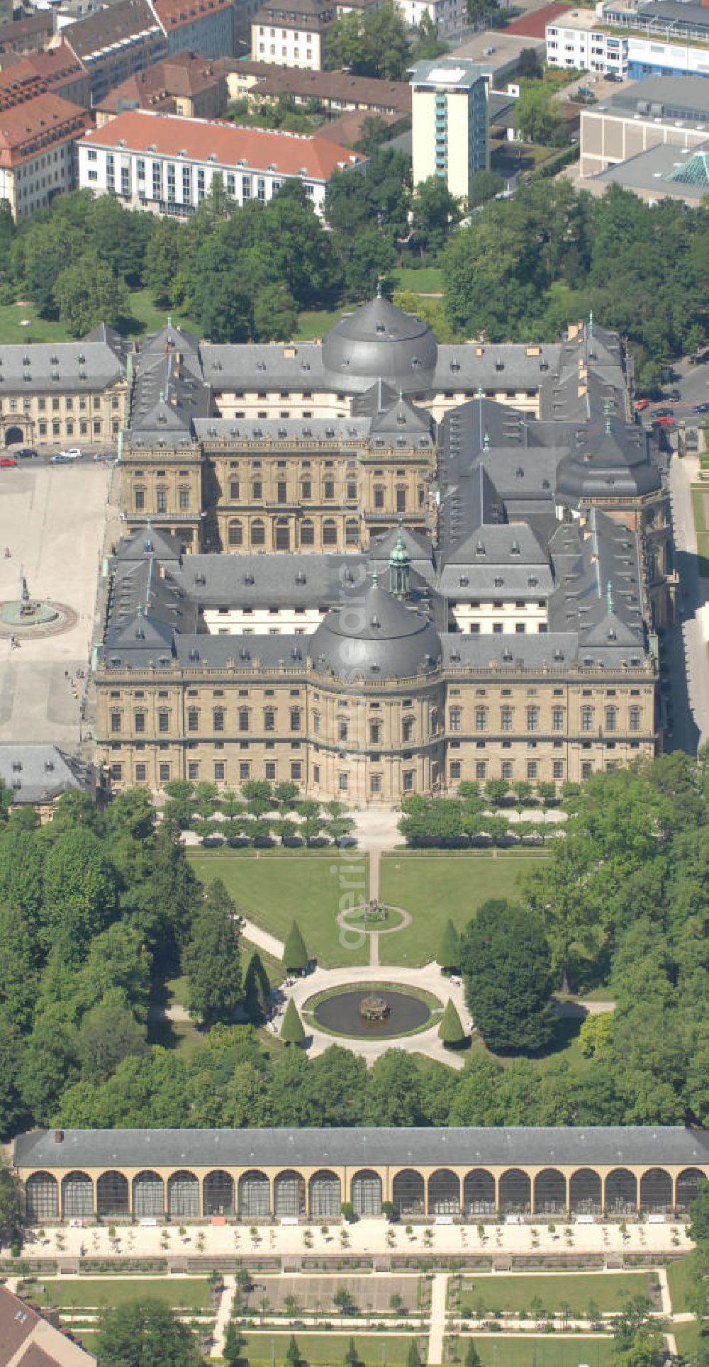 Würzburg from the bird's eye view: Blick auf die Würzburger Residenz , einem barocken Residenzbau am Rande der Innenstadt von Würzburg, dessen Bau 1719 begonnen wurde und der bis etwa 1780 vollendet war. Die UNESCO begründet die Aufnahme ins Welterbe damit, die Würzburger Residenz sei das einheitlichste und außergewöhnlichste aller Barockschlösser, einzigartig durch ihre Originalität, ihr ehrgeiziges Bauprogramm und die internationale Zusammensetzung des Baubüros, eine Synthese des europäischen Barock. Sie veranschauliche zudem einen der strahlendsten Fürstenhöfe Europas. Das 1979 bis 1987 rekonstruierte Spiegelkabinett, eines der Paradezimmer des Kaisers, sei das vollkommenste Raumkunstwerk des Rokoko. View of the Würzburg Residenz, a Baroque palace on the outskirts of the city of Würzburg.