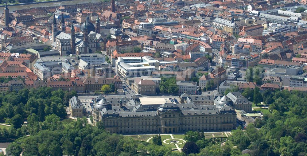 Aerial image Würzburg - Blick auf die Würzburger Residenz , einem barocken Residenzbau am Rande der Innenstadt von Würzburg, dessen Bau 1719 begonnen wurde und der bis etwa 1780 vollendet war. Die UNESCO begründet die Aufnahme ins Welterbe damit, die Würzburger Residenz sei das einheitlichste und außergewöhnlichste aller Barockschlösser, einzigartig durch ihre Originalität, ihr ehrgeiziges Bauprogramm und die internationale Zusammensetzung des Baubüros, eine Synthese des europäischen Barock. Sie veranschauliche zudem einen der strahlendsten Fürstenhöfe Europas. Das 1979 bis 1987 rekonstruierte Spiegelkabinett, eines der Paradezimmer des Kaisers, sei das vollkommenste Raumkunstwerk des Rokoko. View of the Würzburg Residenz, a Baroque palace on the outskirts of the city of Würzburg.