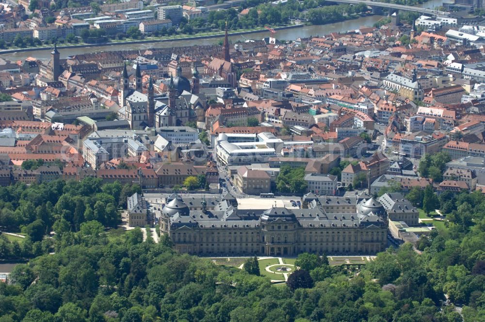 Aerial photograph Würzburg - Blick auf die Würzburger Residenz , einem barocken Residenzbau am Rande der Innenstadt von Würzburg, dessen Bau 1719 begonnen wurde und der bis etwa 1780 vollendet war. Die UNESCO begründet die Aufnahme ins Welterbe damit, die Würzburger Residenz sei das einheitlichste und außergewöhnlichste aller Barockschlösser, einzigartig durch ihre Originalität, ihr ehrgeiziges Bauprogramm und die internationale Zusammensetzung des Baubüros, eine Synthese des europäischen Barock. Sie veranschauliche zudem einen der strahlendsten Fürstenhöfe Europas. Das 1979 bis 1987 rekonstruierte Spiegelkabinett, eines der Paradezimmer des Kaisers, sei das vollkommenste Raumkunstwerk des Rokoko. View of the Würzburg Residenz, a Baroque palace on the outskirts of the city of Würzburg.