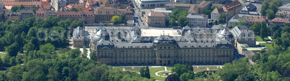 Würzburg from above - Blick auf die Würzburger Residenz , einem barocken Residenzbau am Rande der Innenstadt von Würzburg, dessen Bau 1719 begonnen wurde und der bis etwa 1780 vollendet war. Die UNESCO begründet die Aufnahme ins Welterbe damit, die Würzburger Residenz sei das einheitlichste und außergewöhnlichste aller Barockschlösser, einzigartig durch ihre Originalität, ihr ehrgeiziges Bauprogramm und die internationale Zusammensetzung des Baubüros, eine Synthese des europäischen Barock. Sie veranschauliche zudem einen der strahlendsten Fürstenhöfe Europas. Das 1979 bis 1987 rekonstruierte Spiegelkabinett, eines der Paradezimmer des Kaisers, sei das vollkommenste Raumkunstwerk des Rokoko. View of the Würzburg Residenz, a Baroque palace on the outskirts of the city of Würzburg.