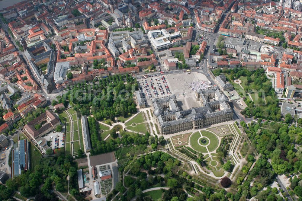 Würzburg from above - Blick auf die Würzburger Residenz , einem barocken Residenzbau am Rande der Innenstadt von Würzburg, dessen Bau 1719 begonnen wurde und der bis etwa 1780 vollendet war. Die UNESCO begründet die Aufnahme ins Welterbe damit, die Würzburger Residenz sei das einheitlichste und außergewöhnlichste aller Barockschlösser, einzigartig durch ihre Originalität, ihr ehrgeiziges Bauprogramm und die internationale Zusammensetzung des Baubüros, eine Synthese des europäischen Barock. Sie veranschauliche zudem einen der strahlendsten Fürstenhöfe Europas. Das 1979 bis 1987 rekonstruierte Spiegelkabinett, eines der Paradezimmer des Kaisers, sei das vollkommenste Raumkunstwerk des Rokoko. View of the Würzburg Residenz, a Baroque palace on the outskirts of the city of Würzburg.