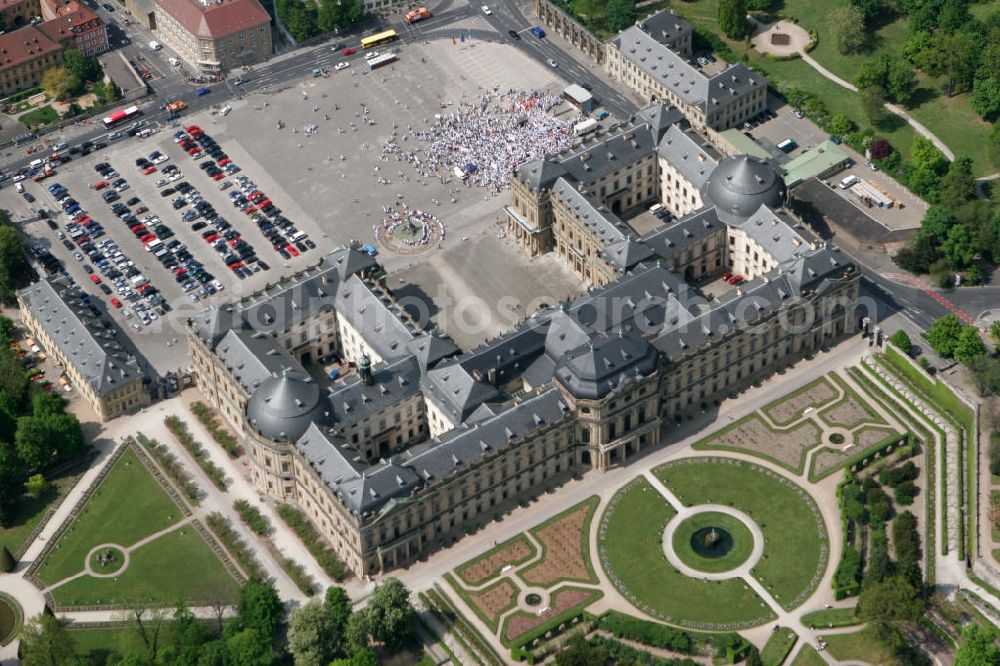 Würzburg from the bird's eye view: Blick auf die Würzburger Residenz , einem barocken Residenzbau am Rande der Innenstadt von Würzburg, dessen Bau 1719 begonnen wurde und der bis etwa 1780 vollendet war. Die UNESCO begründet die Aufnahme ins Welterbe damit, die Würzburger Residenz sei das einheitlichste und außergewöhnlichste aller Barockschlösser, einzigartig durch ihre Originalität, ihr ehrgeiziges Bauprogramm und die internationale Zusammensetzung des Baubüros, eine Synthese des europäischen Barock. Sie veranschauliche zudem einen der strahlendsten Fürstenhöfe Europas. Das 1979 bis 1987 rekonstruierte Spiegelkabinett, eines der Paradezimmer des Kaisers, sei das vollkommenste Raumkunstwerk des Rokoko. View of the Würzburg Residenz, a Baroque palace on the outskirts of the city of Würzburg.