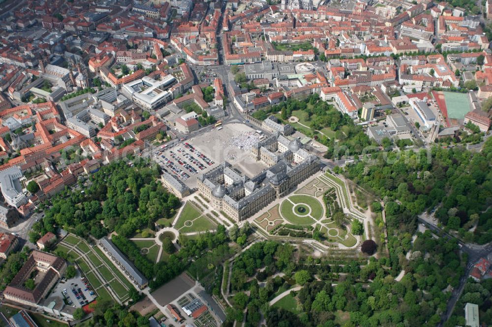 Aerial image Würzburg - Blick auf die Würzburger Residenz , einem barocken Residenzbau am Rande der Innenstadt von Würzburg, dessen Bau 1719 begonnen wurde und der bis etwa 1780 vollendet war. Die UNESCO begründet die Aufnahme ins Welterbe damit, die Würzburger Residenz sei das einheitlichste und außergewöhnlichste aller Barockschlösser, einzigartig durch ihre Originalität, ihr ehrgeiziges Bauprogramm und die internationale Zusammensetzung des Baubüros, eine Synthese des europäischen Barock. Sie veranschauliche zudem einen der strahlendsten Fürstenhöfe Europas. Das 1979 bis 1987 rekonstruierte Spiegelkabinett, eines der Paradezimmer des Kaisers, sei das vollkommenste Raumkunstwerk des Rokoko. View of the Würzburg Residenz, a Baroque palace on the outskirts of the city of Würzburg.