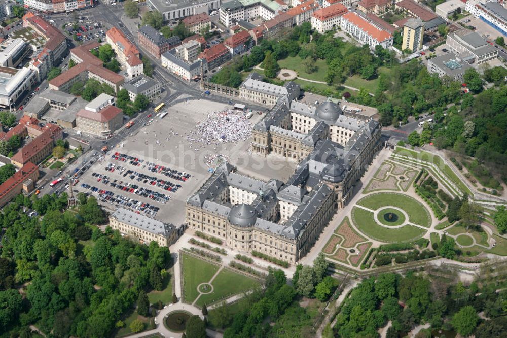 Aerial photograph Würzburg - Blick auf die Würzburger Residenz , einem barocken Residenzbau am Rande der Innenstadt von Würzburg, dessen Bau 1719 begonnen wurde und der bis etwa 1780 vollendet war. Die UNESCO begründet die Aufnahme ins Welterbe damit, die Würzburger Residenz sei das einheitlichste und außergewöhnlichste aller Barockschlösser, einzigartig durch ihre Originalität, ihr ehrgeiziges Bauprogramm und die internationale Zusammensetzung des Baubüros, eine Synthese des europäischen Barock. Sie veranschauliche zudem einen der strahlendsten Fürstenhöfe Europas. Das 1979 bis 1987 rekonstruierte Spiegelkabinett, eines der Paradezimmer des Kaisers, sei das vollkommenste Raumkunstwerk des Rokoko. View of the Würzburg Residenz, a Baroque palace on the outskirts of the city of Würzburg.