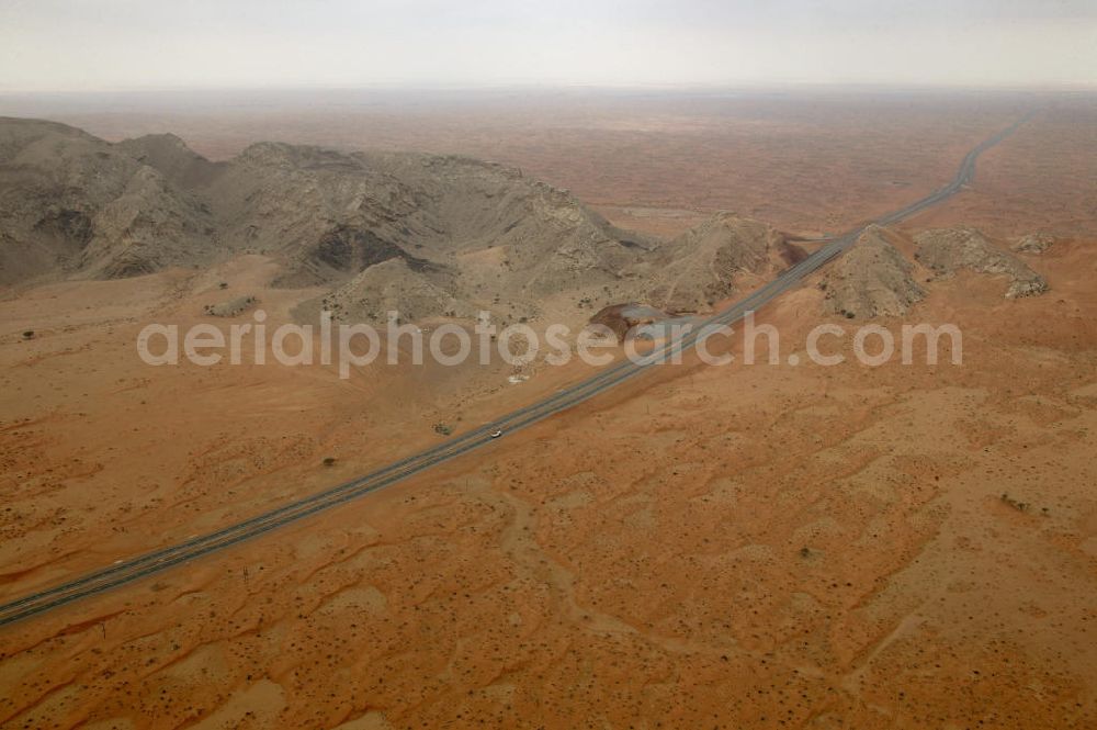 Aerial photograph Dubai - Wüste zwischen Dubai und Al-Ain. Dubai und Al-Ain sind durch die Autobahn E66 verbunden. Die beiden Städte sind 105 km entfernt. AE, United Arab Emirates, Dubai: expressway / freeway through the desert between Dubai and Al-Ain.