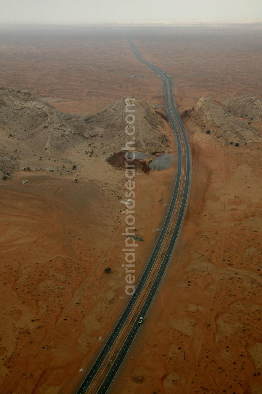 Dubai from above - Wüste zwischen Dubai und Al-Ain. Dubai und Al-Ain sind durch die Autobahn E66 verbunden. Die beiden Städte sind 105 km entfernt. AE, United Arab Emirates, Dubai: expressway / freeway through the desert between Dubai and Al-Ain.