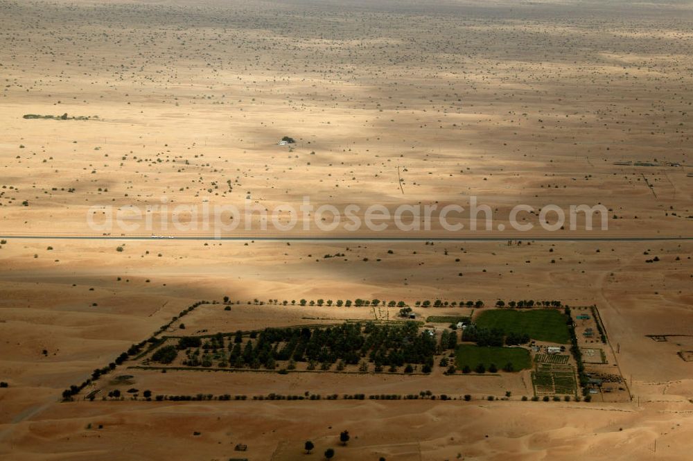 Aerial photograph Dubai - Wüste zwischen Dubai und Al-Ain. Dubai und Al-Ain sind durch die Autobahn E66 verbunden. Die beiden Städte sind 105 km entfernt. AE, United Arab Emirates, Dubai: expressway / freeway through the desert between Dubai and Al-Ain.