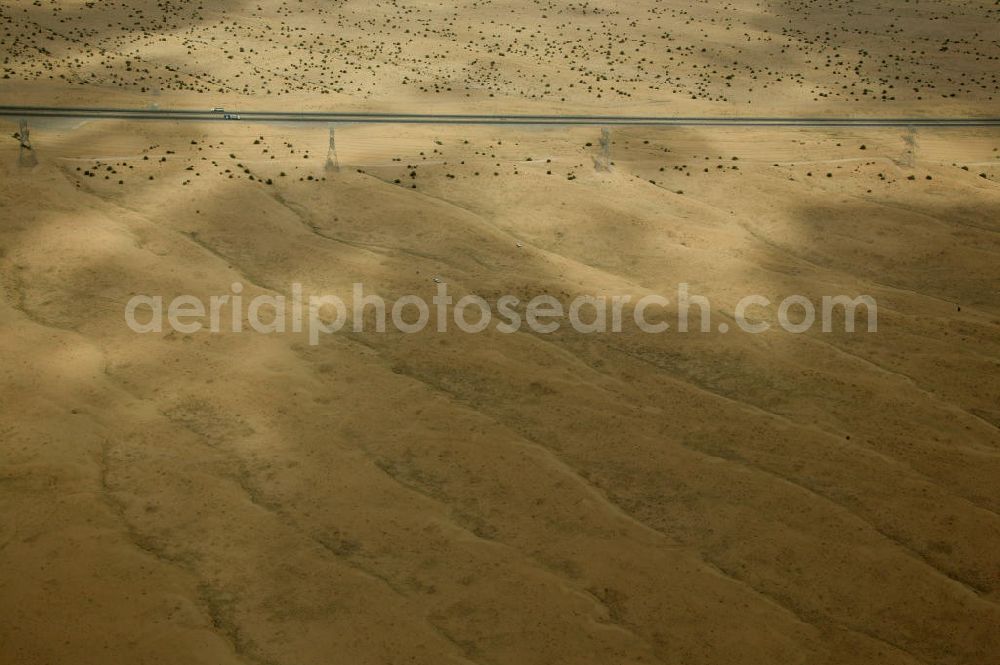 Dubai from above - Wüste zwischen Dubai und Al-Ain. Dubai und Al-Ain sind durch die Autobahn E66 verbunden. Die beiden Städte sind 105 km entfernt. AE, United Arab Emirates, Dubai: expressway / freeway through the desert between Dubai and Al-Ain.