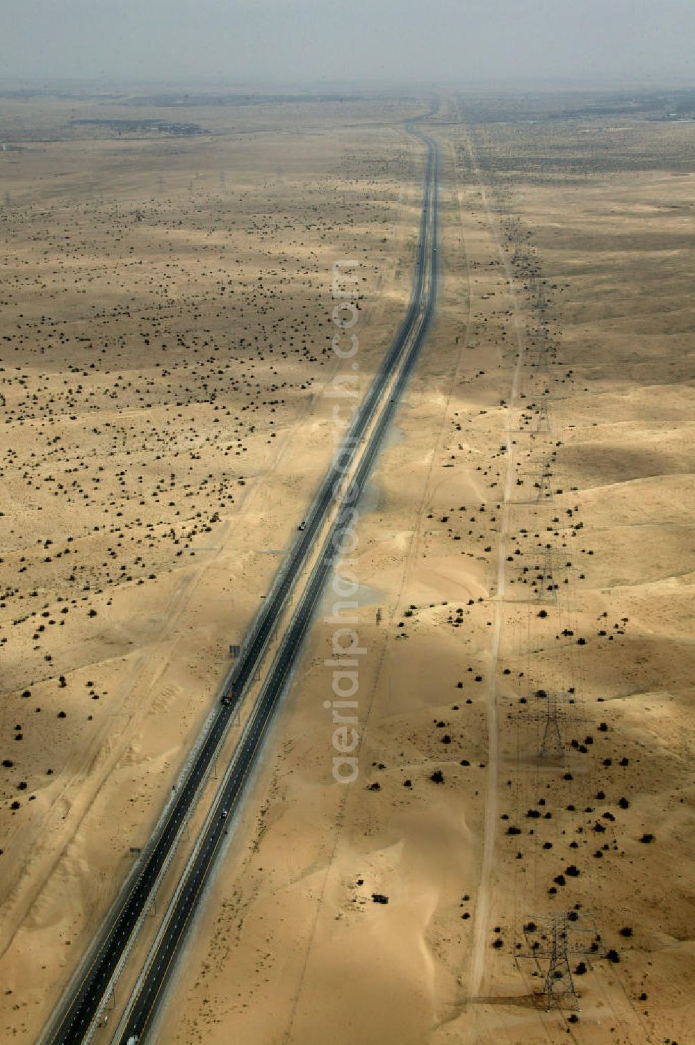 Dubai from the bird's eye view: Wüste zwischen Dubai und Al-Ain. Dubai und Al-Ain sind durch die Autobahn E66 verbunden. Die beiden Städte sind 105 km entfernt. AE, United Arab Emirates, Dubai: expressway / freeway through the desert between Dubai and Al-Ain.