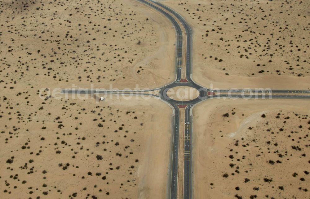 Aerial image Dubai - : Wüste zwischen Dubai und Al-Ain. Dubai und Al-Ain sind durch die Autobahn E66 verbunden. Die beiden Städte sind 105 km entfernt. AE, United Arab Emirates, Dubai: expressway / freeway through the desert between Dubai and Al-Ain.