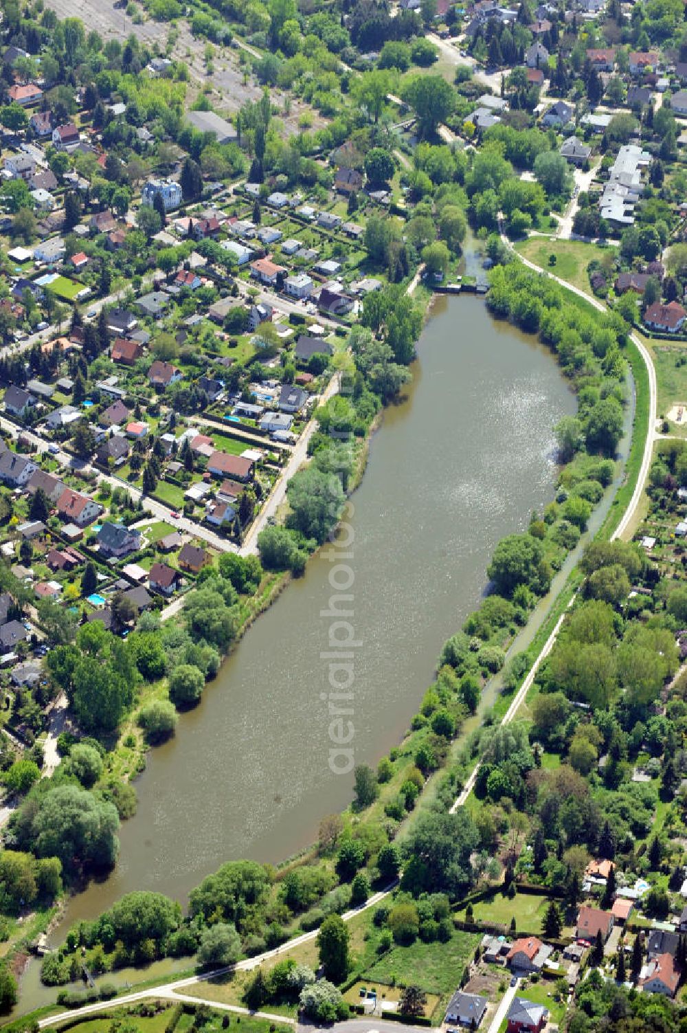 Berlin from above - Das Wuhlebecken ist ein See im Berliner Bezirk Marzahn-Hellersdorf zwischen den Ortsteilen Biesdorf und Kaulsdorf. Es wird auch als Wuhlesee bezeichnet. The large valley Wuhlebecken is a lake in the district Marzahn-Hellersdorf bewtween the local parts Biesdorf and Kaulsdorf.