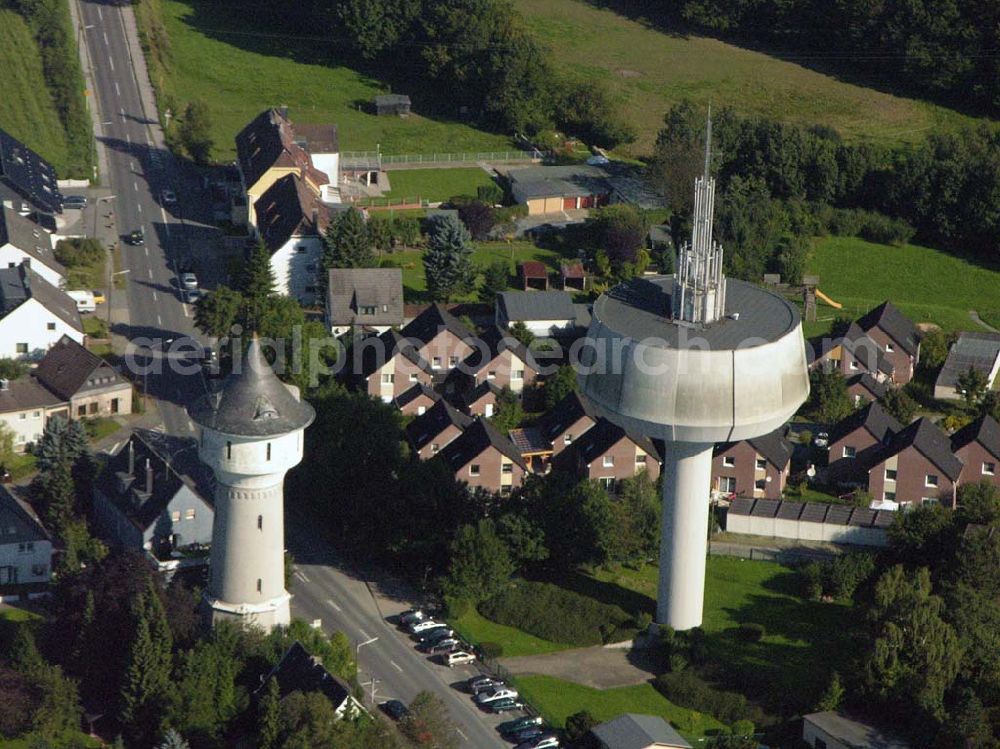 Wuppertal from above - Der ufoähnliche Wasserturm wurde in den Jahren 1983/84 neu errichtetet. Ihm gegenüber steht sein Vorgänger, der der ehemaligen Endstelle der Straßenbahn (Haltestelle Hatzfeld Wasserturm) in Hatzfeld ihren Namen gab. Die Strecke führte seit 1911 nach Loh, wo für den Güterverkehr Anschluss an die Reichs- bzw. Bundesbahn bestand. Der Wasserturm Hatzfeld befindet sich in der Straße Zum Alten Zollhaus und ist Eigentum der Wupertaler Stadtwerke.