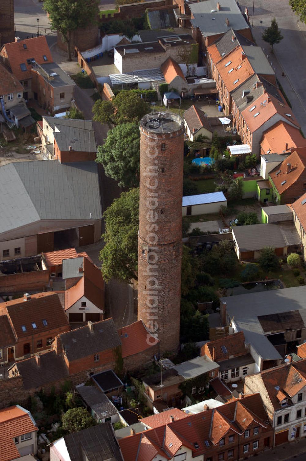 Tangermünde from the bird's eye view: Es handelt sich um einen ehemaligen Wehrturm der Stadtbefestigung. 1825 wurde dieser auf 47 m erhöht. Hier wurden bis Mitte des 19.Jahrhunderts Schrotkugeln hergestellt.