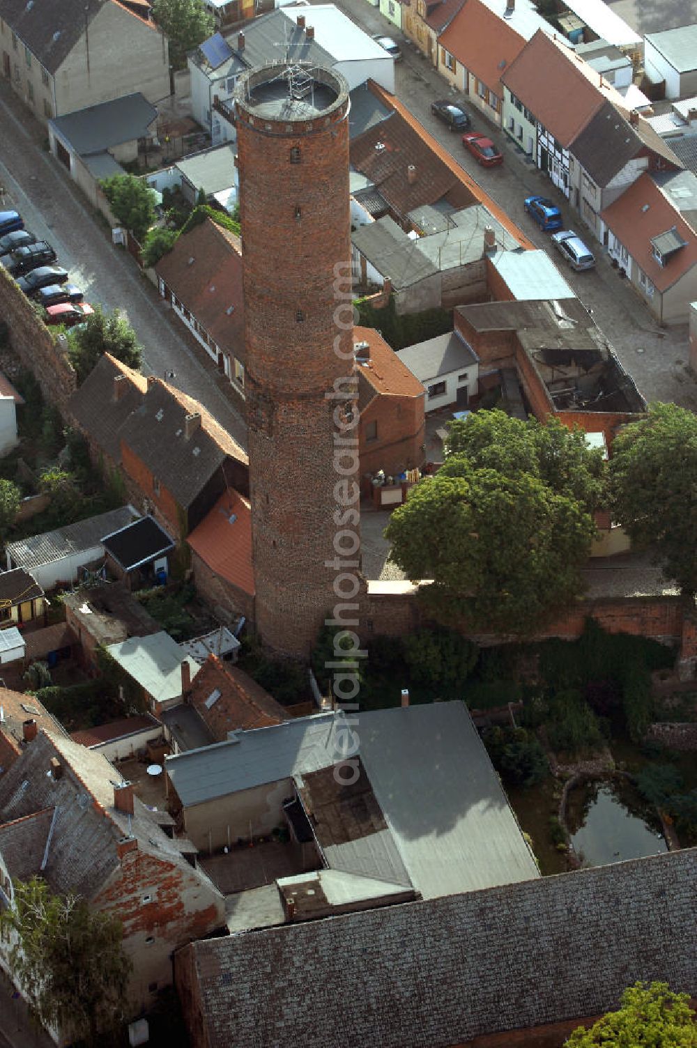 Aerial image Tangermünde - Es handelt sich um einen ehemaligen Wehrturm der Stadtbefestigung. 1825 wurde dieser auf 47 m erhöht. Hier wurden bis Mitte des 19.Jahrhunderts Schrotkugeln hergestellt.