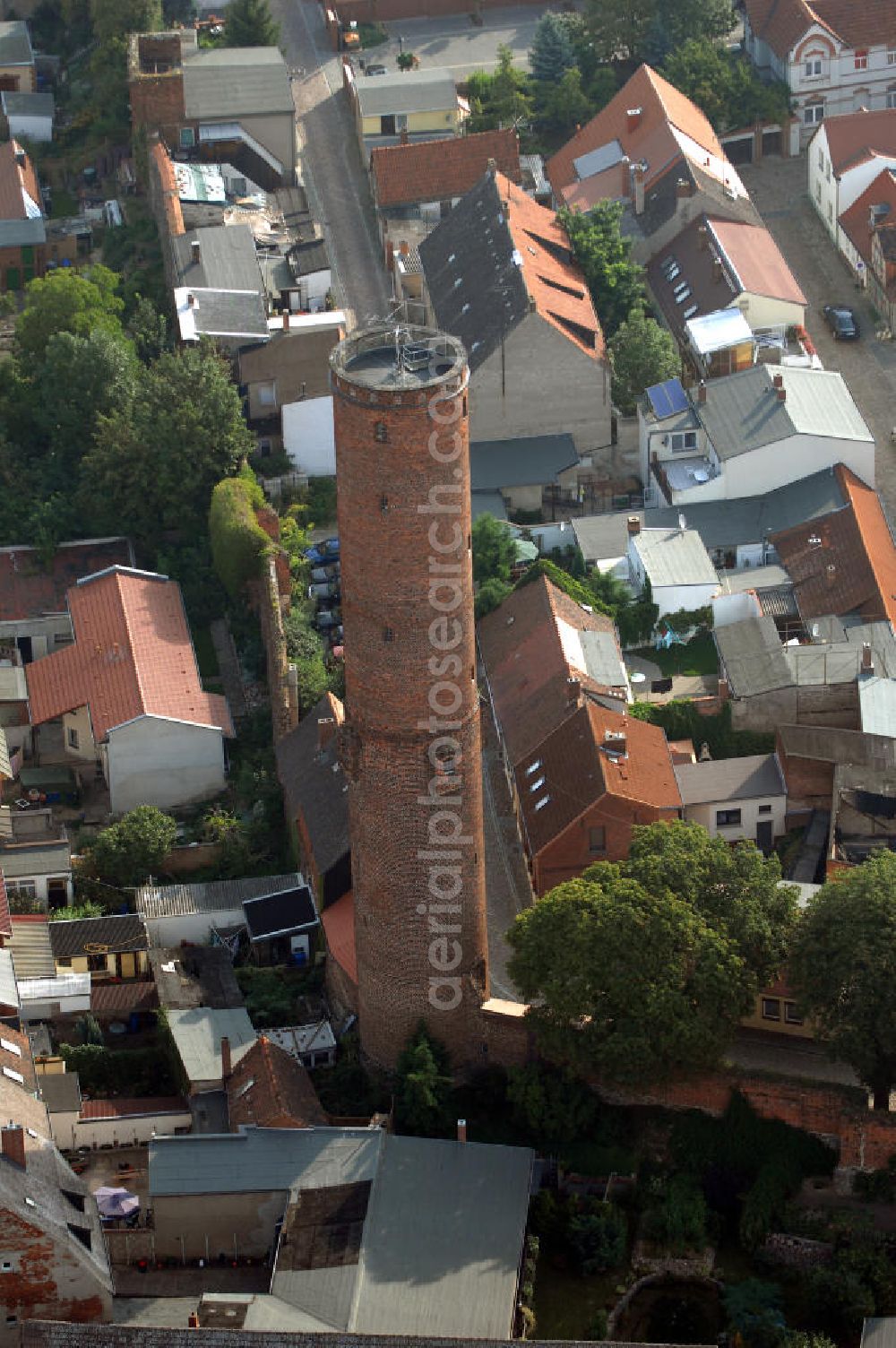 Aerial photograph Tangermünde - Es handelt sich um einen ehemaligen Wehrturm der Stadtbefestigung. 1825 wurde dieser auf 47 m erhöht. Hier wurden bis Mitte des 19.Jahrhunderts Schrotkugeln hergestellt.