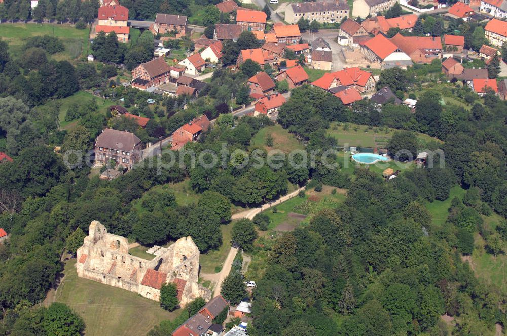 Aerial image Walbeck - Die Stiftskirche Walbeck ist die Ruine einer ottonischen Stiftskirche in Walbeck im Landkreis Börde. 1980 wurde die Stiftskirche in der zentralen Denkmalsliste aufgeführt und unter staatlichen Schutz gestellt. Sie ist ebenfalls Teil der Strasse der Romanik, die durch Sachsen-Anhalt führt.