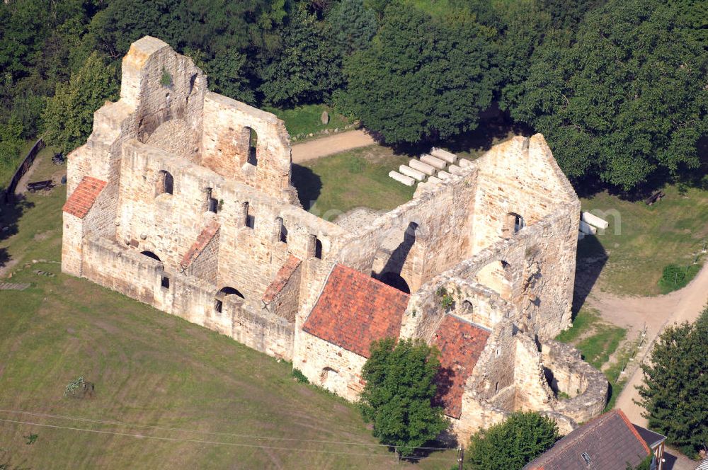 Aerial photograph Walbeck - Die Stiftskirche Walbeck ist die Ruine einer ottonischen Stiftskirche in Walbeck im Landkreis Börde. 1980 wurde die Stiftskirche in der zentralen Denkmalsliste aufgeführt und unter staatlichen Schutz gestellt. Sie ist ebenfalls Teil der Strasse der Romanik, die durch Sachsen-Anhalt führt.