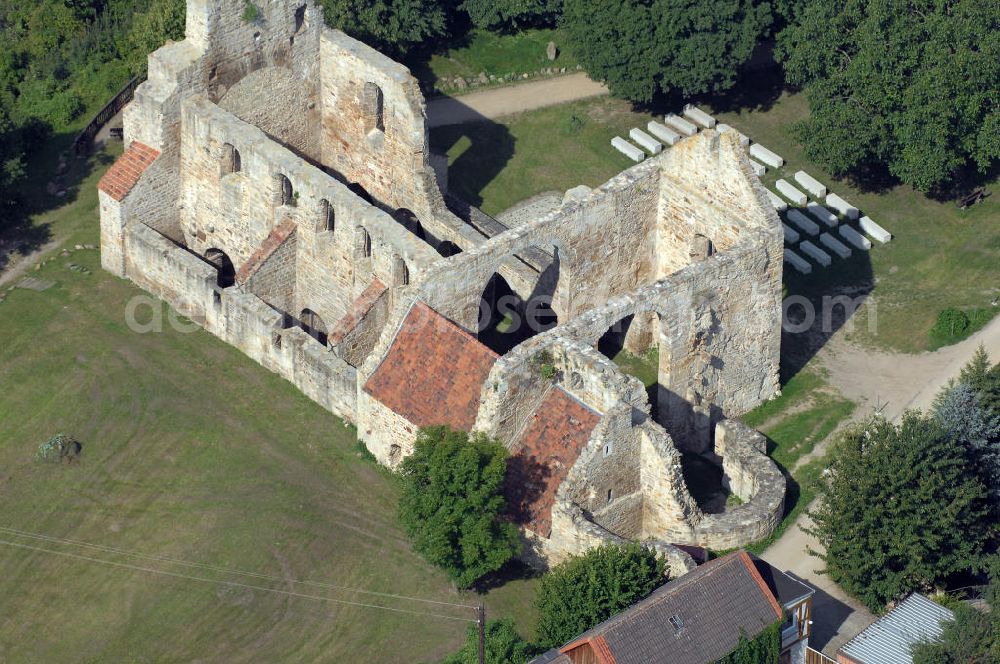 Walbeck from the bird's eye view: Die Stiftskirche Walbeck ist die Ruine einer ottonischen Stiftskirche in Walbeck im Landkreis Börde. 1980 wurde die Stiftskirche in der zentralen Denkmalsliste aufgeführt und unter staatlichen Schutz gestellt. Sie ist ebenfalls Teil der Strasse der Romanik, die durch Sachsen-Anhalt führt.